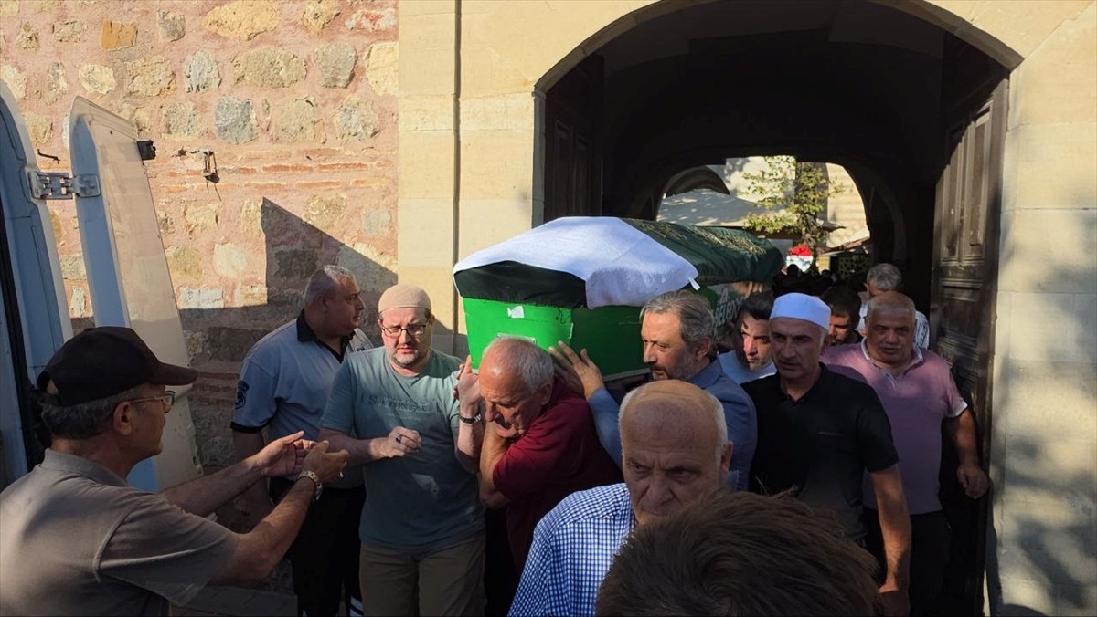 Rahatsızlığı nedeniyle bir süredir tedavi gördüğü hastanede 54 yaşında hayatını kaybeden 25. Dönem...