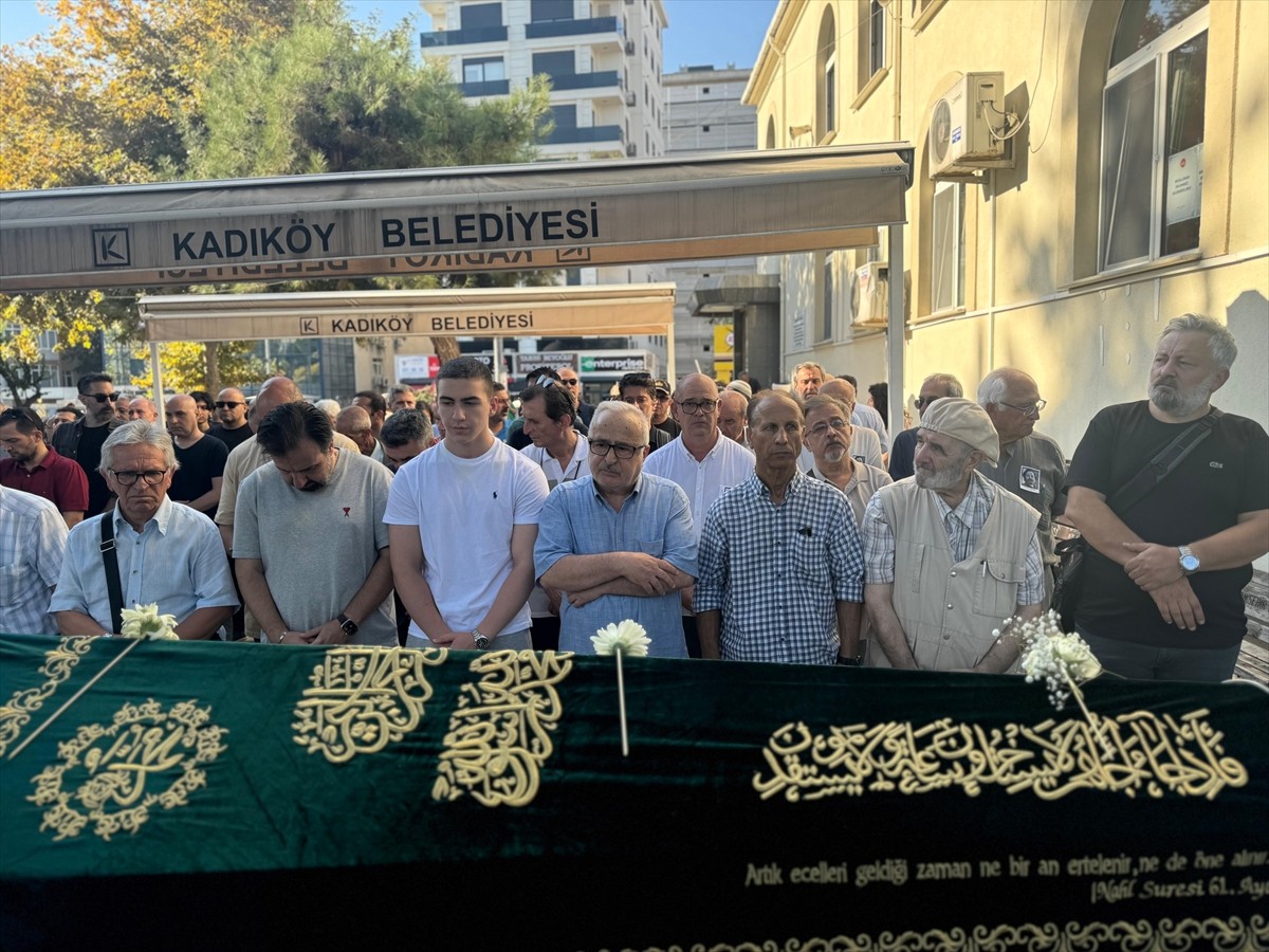 Ressam ve çocuk kitapları çizeri Mustafa Delioğlu, Erenköy'deki Sahrayı Cedid Camisi'nde ikindi...