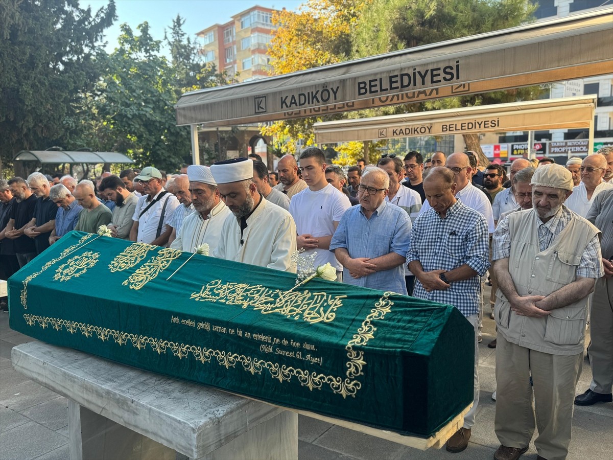 Ressam ve çocuk kitapları çizeri Mustafa Delioğlu, Erenköy'deki Sahrayı Cedid Camisi'nde ikindi...