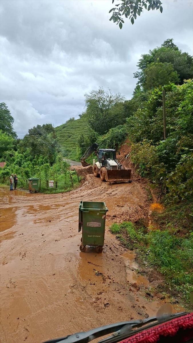 Rize'nin bazı ilçelerinde sağanağın ardından heyelanlar meydana geldi. Çamlıhemşin, Fındıklı...
