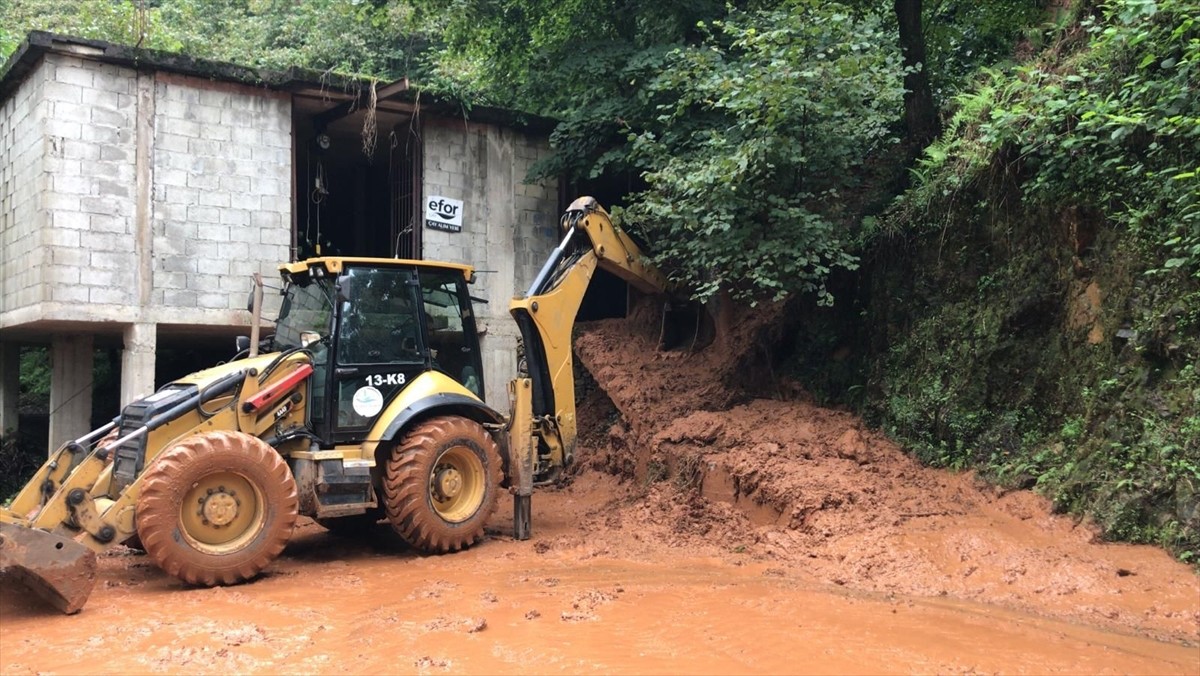 Rize'nin bazı ilçelerinde sağanağın ardından heyelanlar meydana geldi. Çamlıhemşin, Fındıklı...