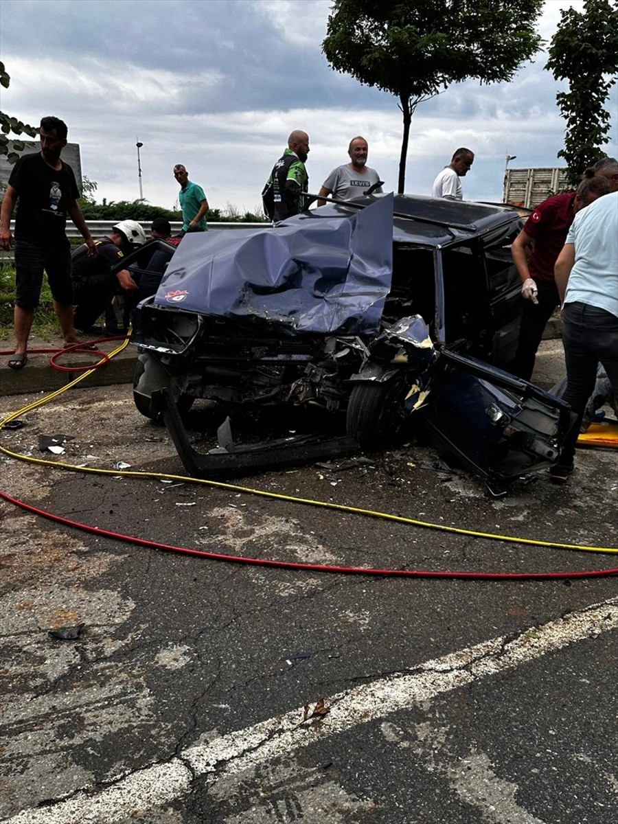 Rize'nin Pazar ilçesinde otomobil ile pikabın çarpıştığı trafik kazasında 6 kişi...