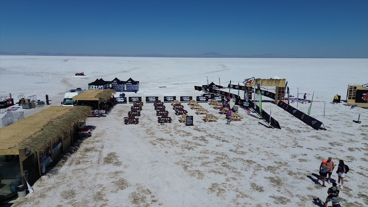 Runfire Salt Lake Ultra Trail Maratonu, Tuz Gölü'nde 100 mil yarışıyla başladı. Aksaray'ın Eskil...