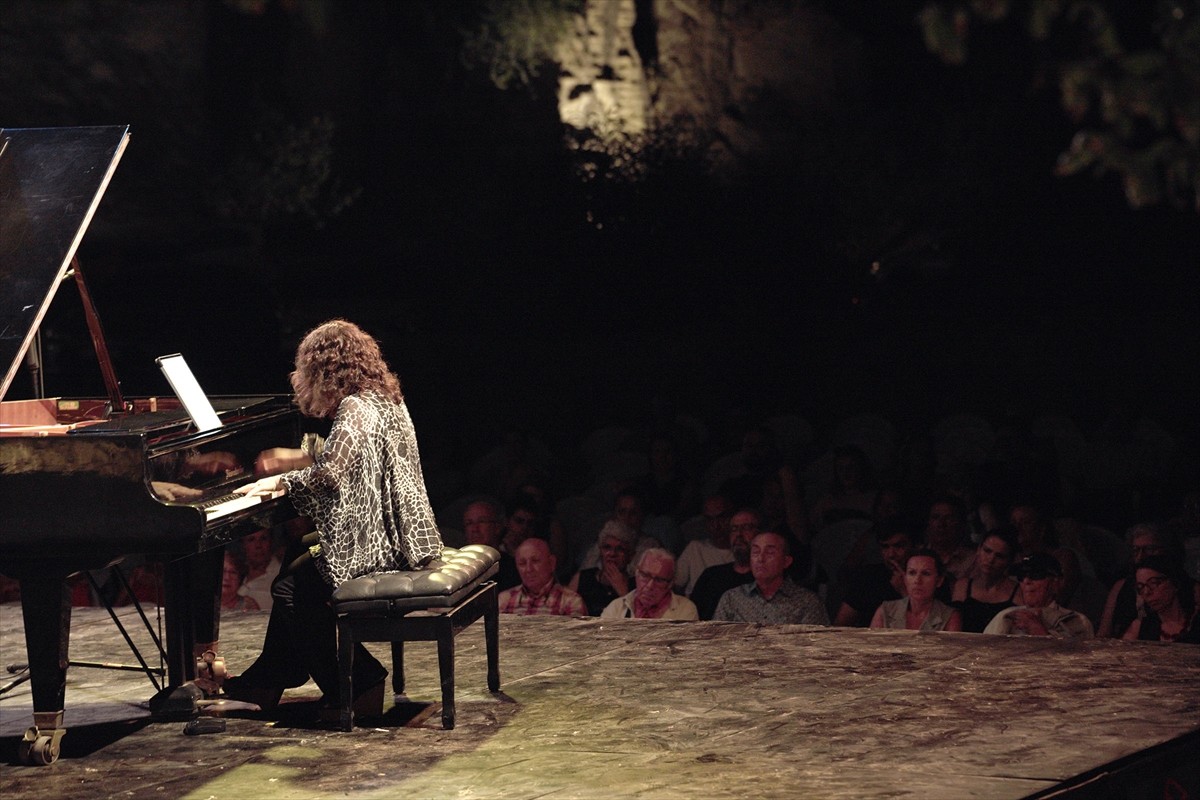Rus asıllı piyanist Katya Apekisheva, Kültür ve Turizm Bakanlığının destekleriyle düzenlenen 22....