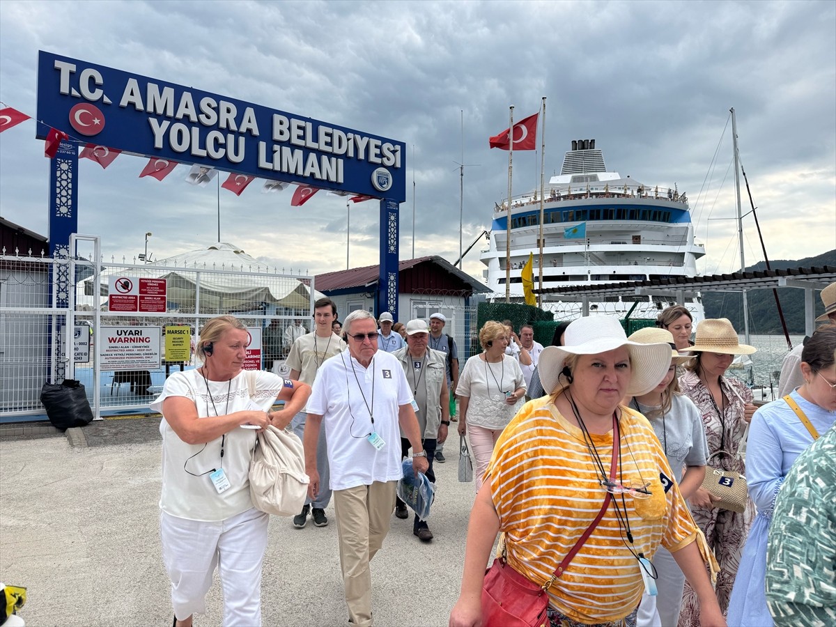 Rusya'nın Soçi kentinden Amasra'ya 1117 yolcu ve 444 kişilik mürettebatıyla gelen "Astoria Grande"...
