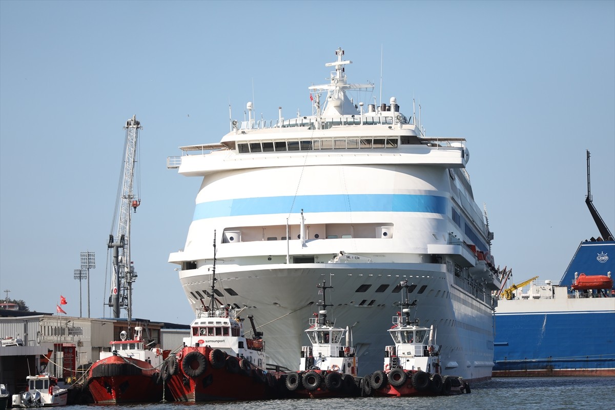 Rusya'nın Soçi kentinden hareket eden "Astoria Grande" adlı kruvaziyer Samsun Limanı'na...