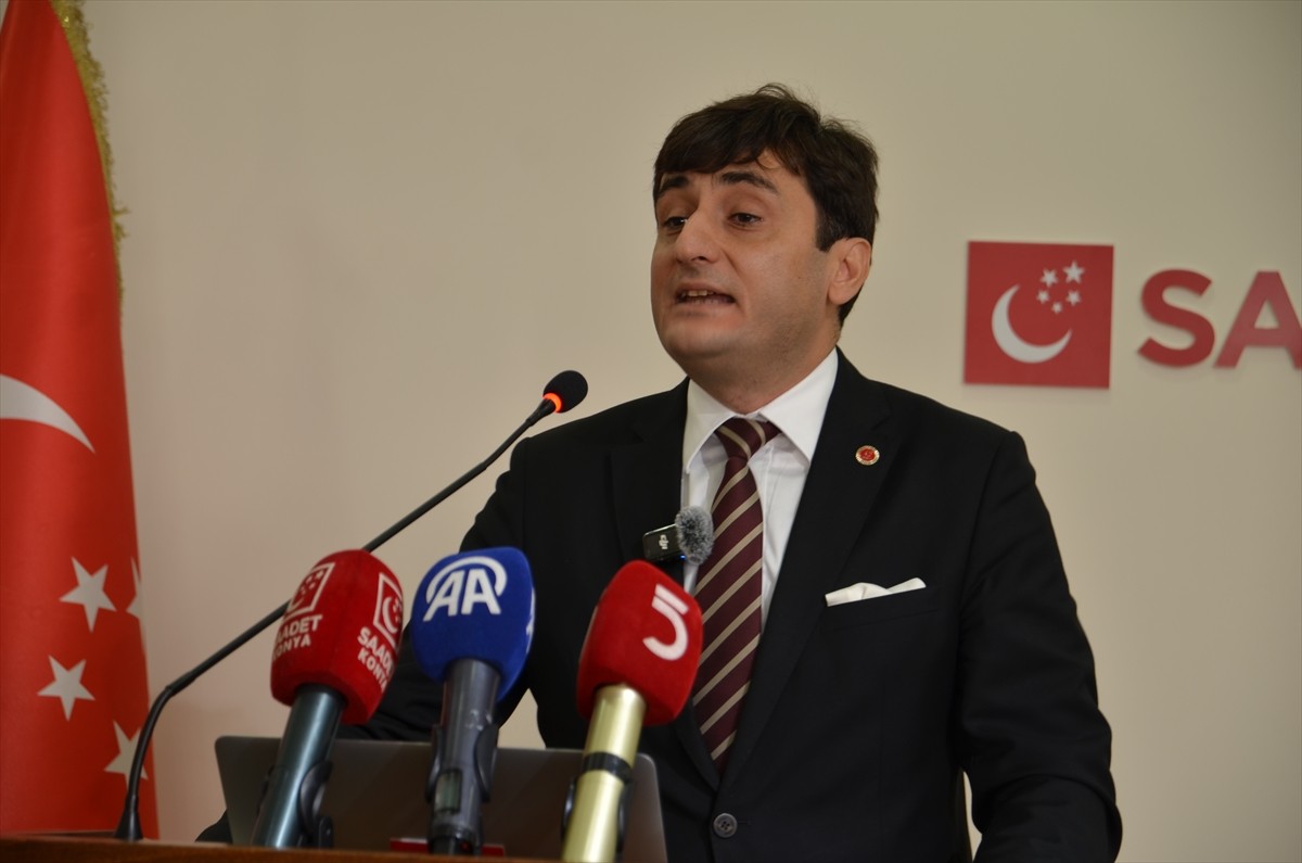Saadet Partisi Genel Başkan Yardımcısı Abdullah Akın, partisinin Konya il binasında düzenlenen İl...