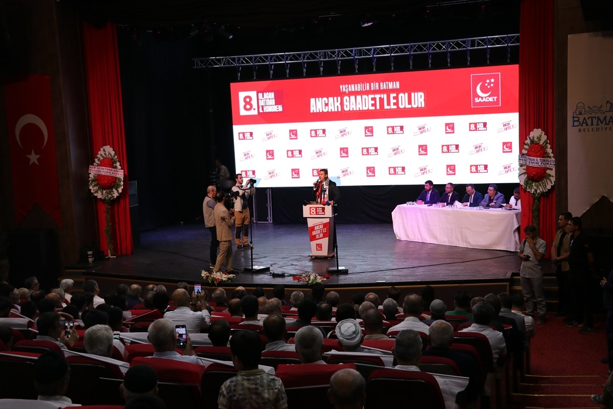 Saadet Partisi Genel Başkanı Mahmut Arıkan, Batman'da partisinin 8. Olağan İl Kongresi'ne...