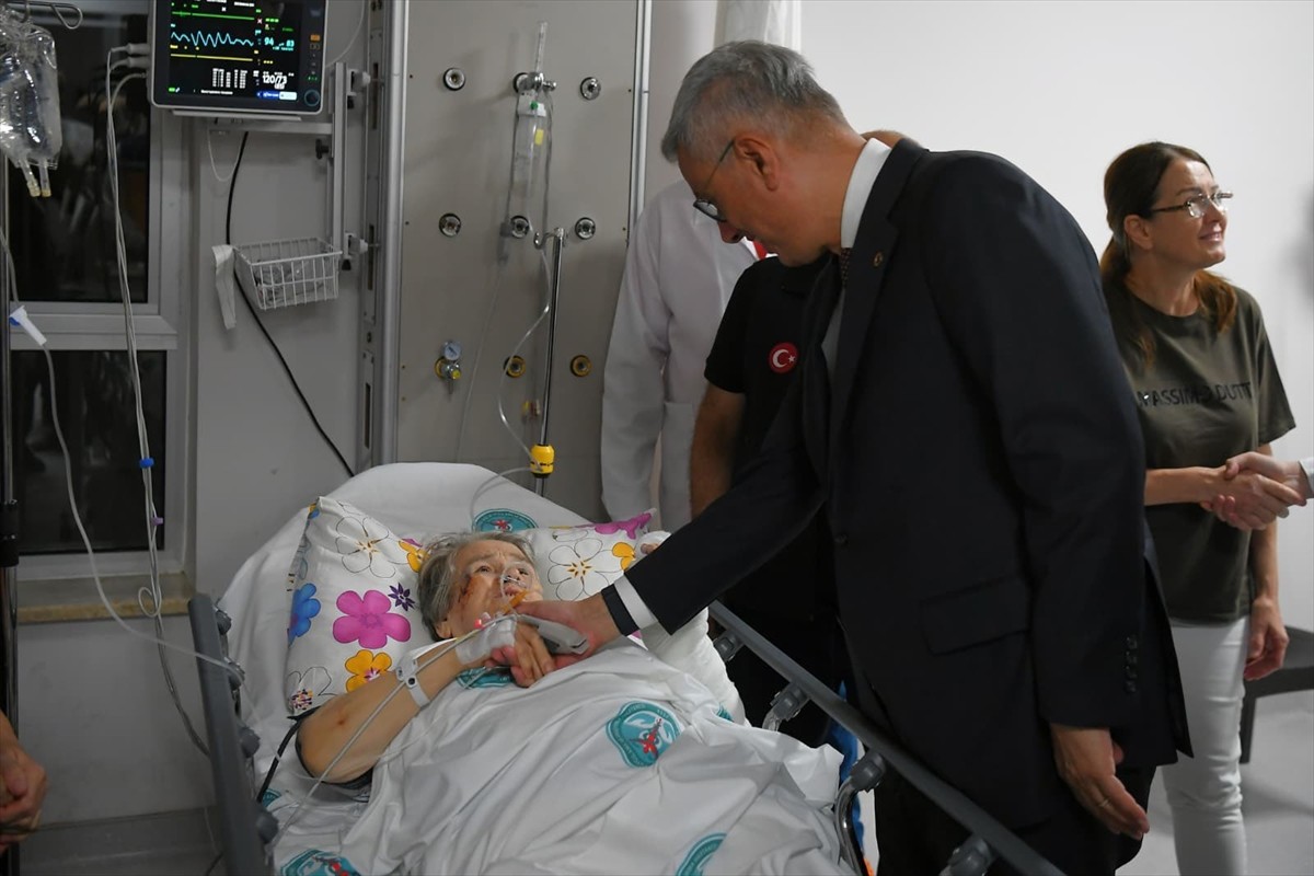 Sağlık Bakanı Kemal Memişoğlu, Balıkesir'de meydana gelen depremde yaralanan ve tedavi altına...