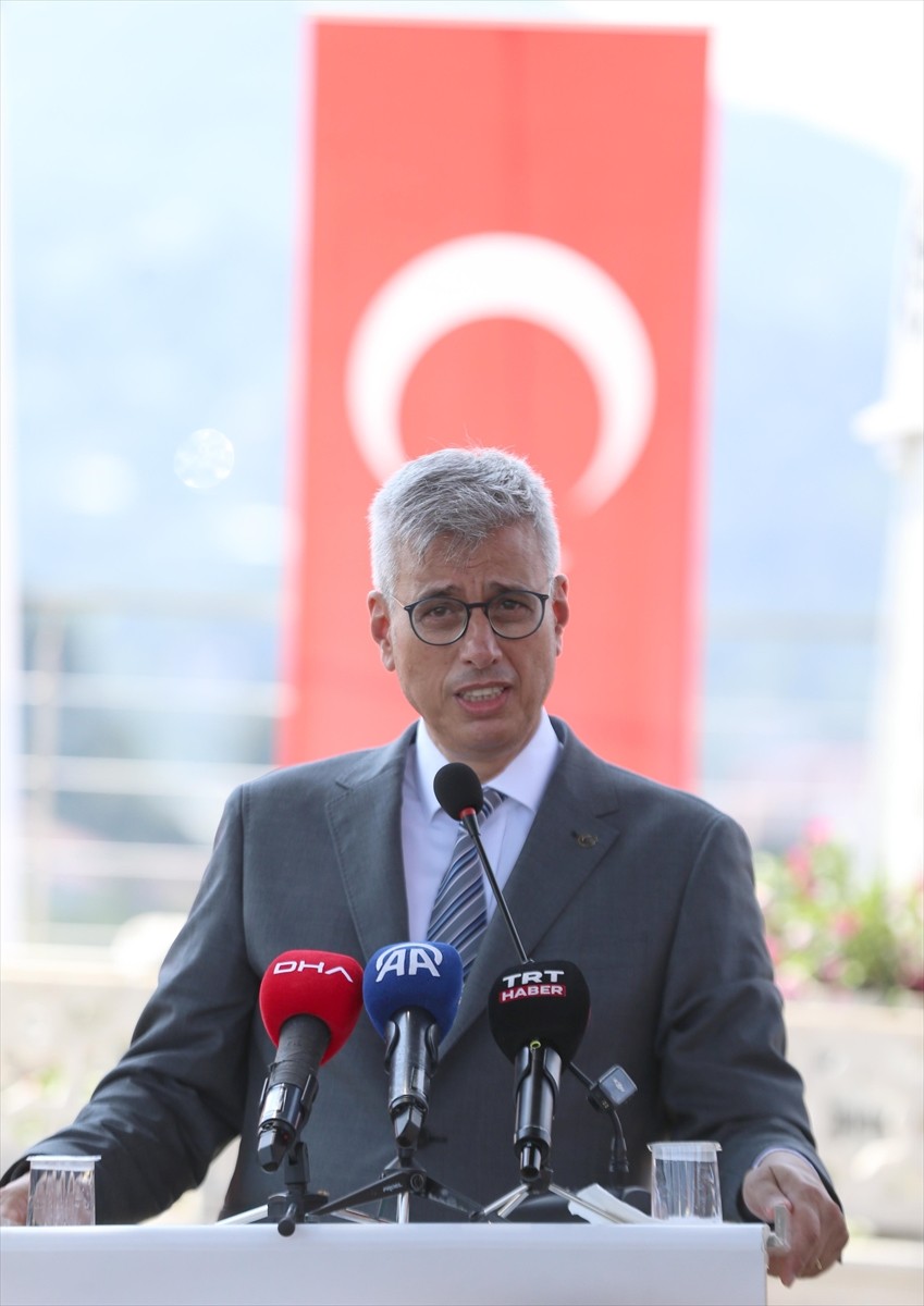 Sağlık Bakanı Kemal Memişoğlu, eski Rize Belediye Başkanı Ekrem Orhon'un Rize Kalesi'ndeki mezarı...