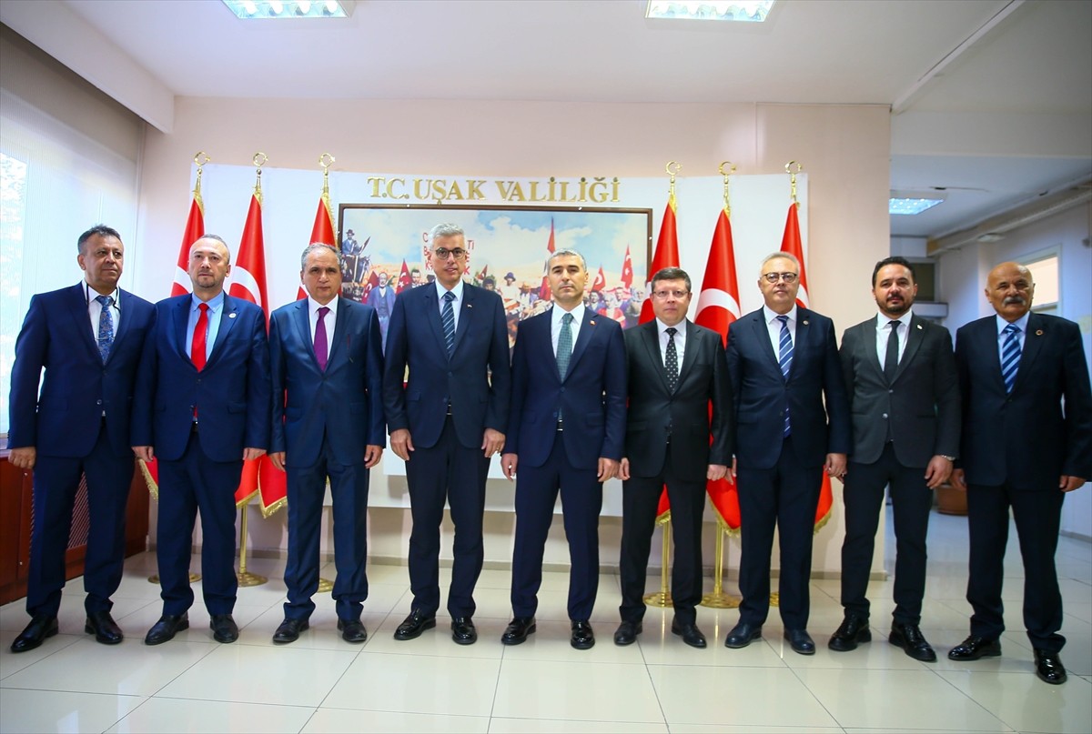 Sağlık Bakanı Kemal Memişoğlu (sağda), Uşak Valisi Naci Aktaş'ı (sol 2) ziyaret etti. Bakan...