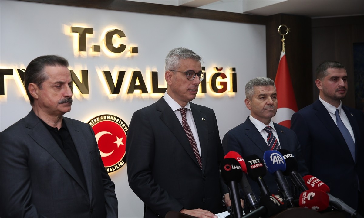 Sağlık Bakanı Kemal Memişoğlu (sol 2) Artvin Valiliğini ziyaret etti. Ziyarette, Artvin Valisi...