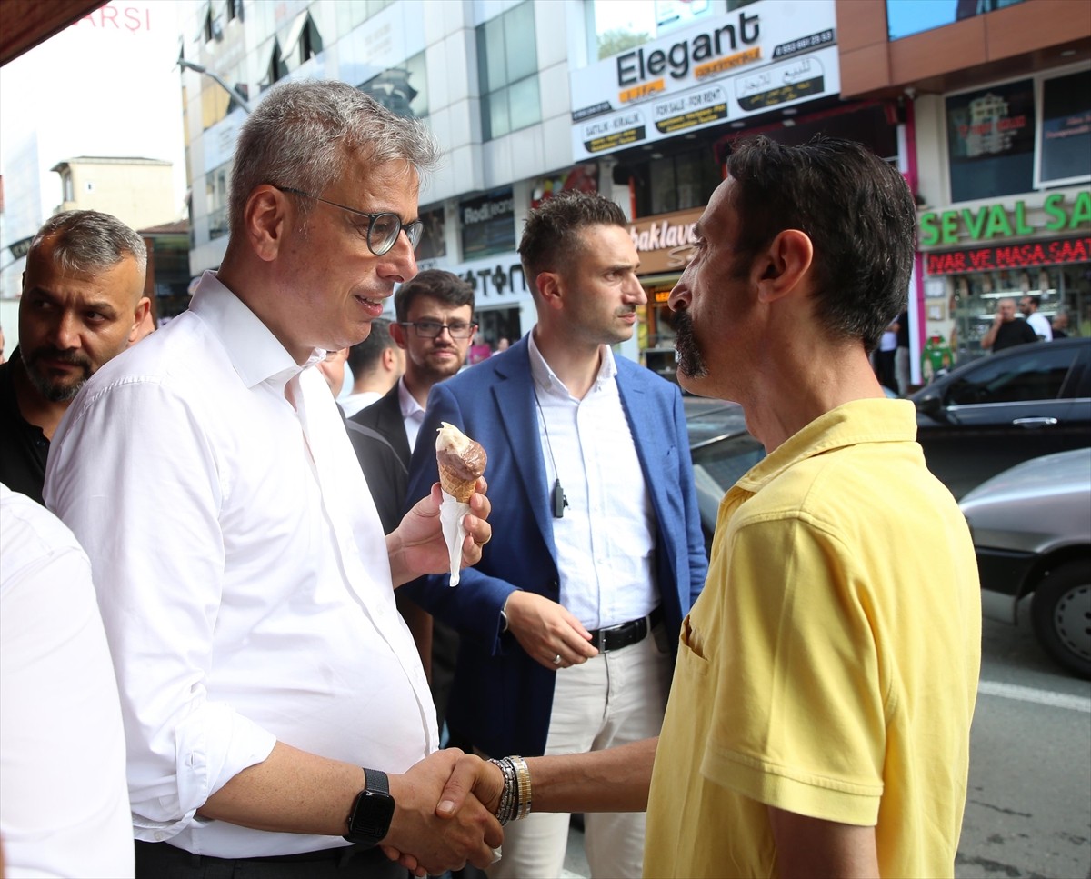 Sağlık Bakanı Kemal Memişoğlu (solda), çeşitli programları kapsamında geldiği Rize'de esnaf ve...