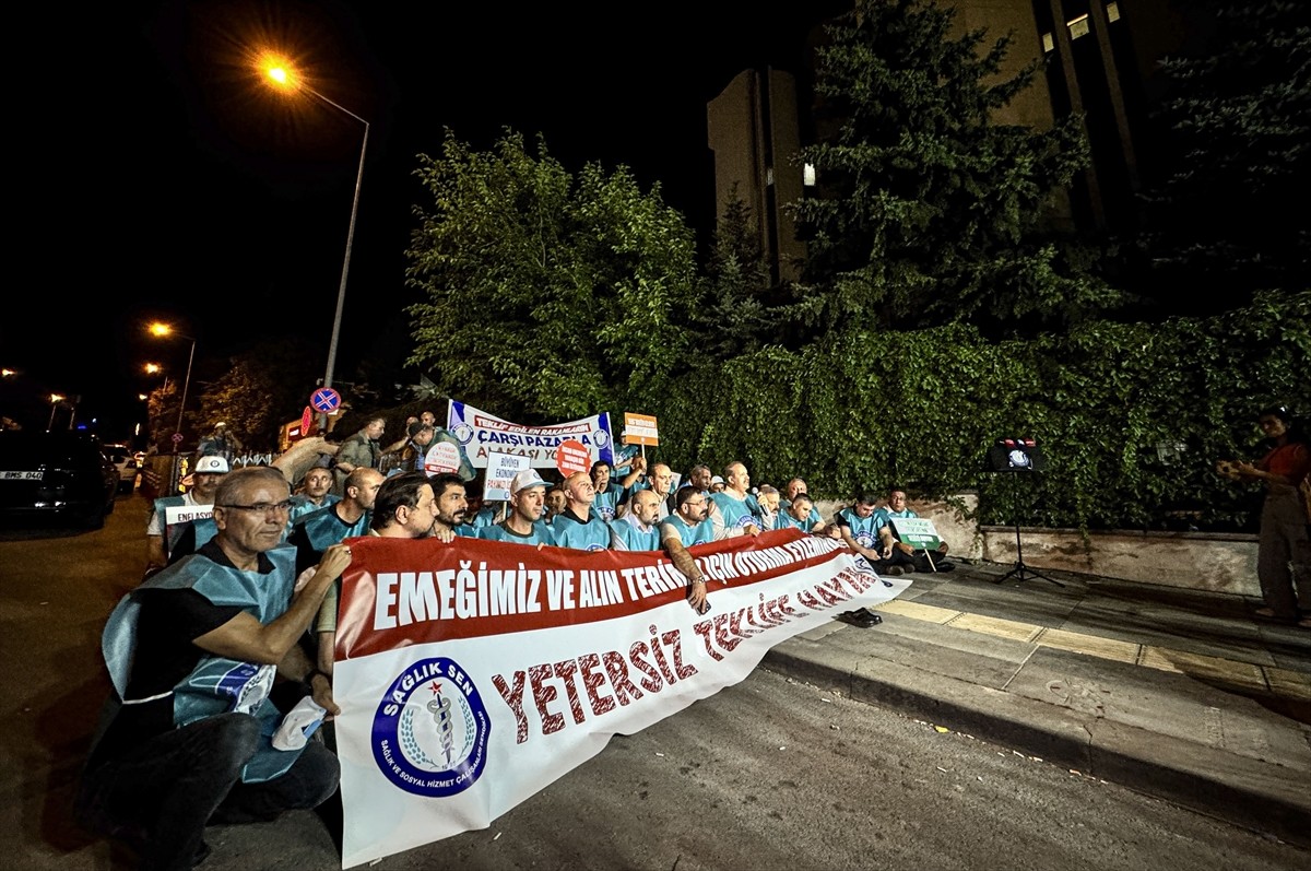 Sağlık-Sen üyeleri, 8. Dönem Kamu Toplu Sözleşme görüşmeleri kapsamında Kamu İşveren Heyetinin...