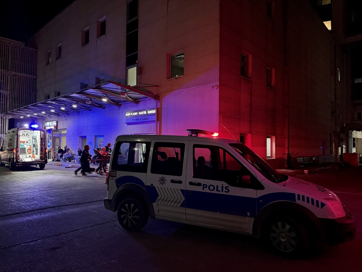 Sakarya'nın Adapazarı ilçesinde boşanma aşamasında olduğu eşi tarafından silahla vurulan kadın...