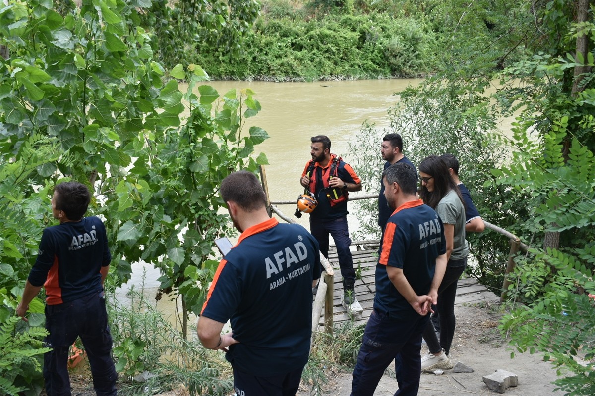 Sakarya'nın Adapazarı ilçesinde nehirde kaybolan genç için arama çalışması başlatıldı.