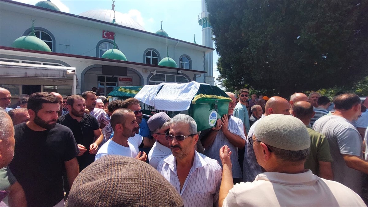 Sakarya'nın Akyazı ilçesinde halatı koparak düşen asansörde bulunan eski Altındere Belde Belediye...