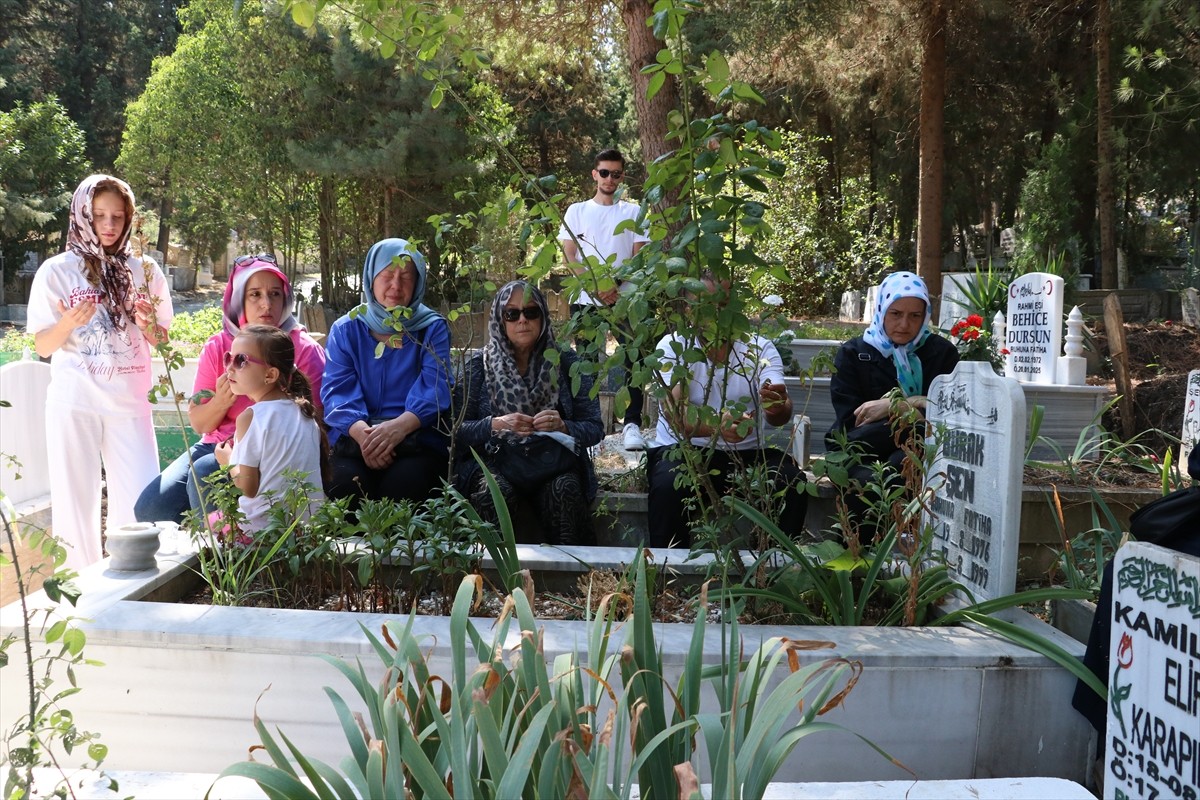 Sakarya'nın Serdivan ilçesinde yer alan Deprem Şehitliği'ne her sene kızlarıyla İstanbul'dan gelen...