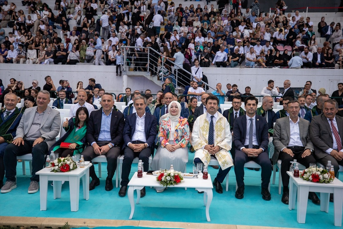 Sakarya Uygulamalı Bilimler Üniversitesi (SUBÜ), 2024-2025 akademik yılında mezun olan 3 bin 263...