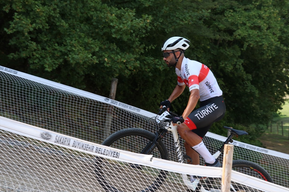 Sakaryalı milli bisikletçi 20 yaşındaki Burak Başer, 2026 UCI Dağ Bisikleti Eliminatör Dünya...