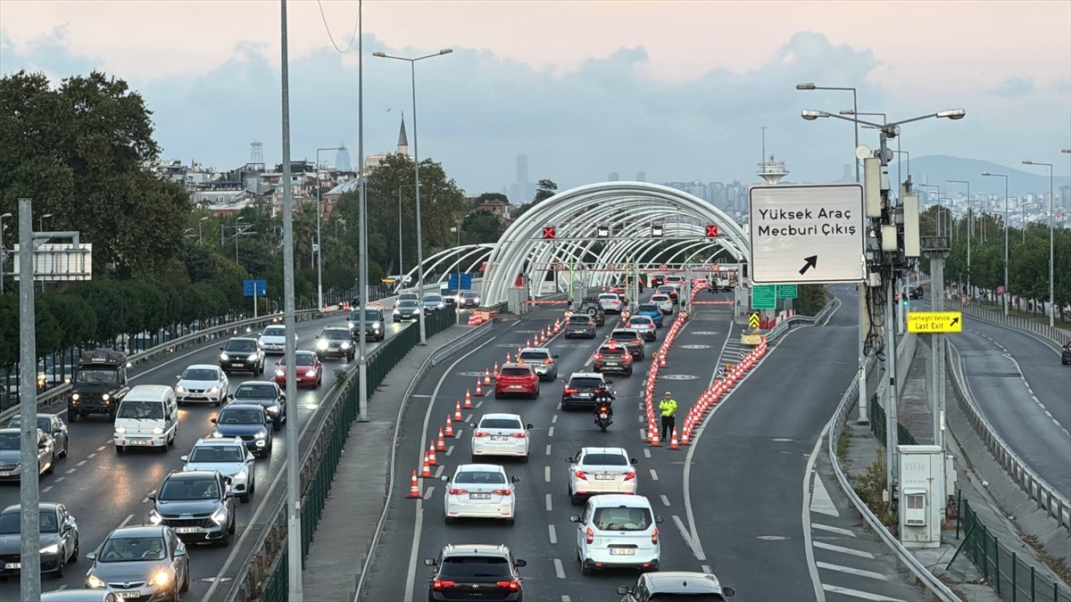 Samatya'daki İSKİ Yağmur Suyu Tüneli deniz bağlantısı çalışması nedeniyle oluşan yoğunluktan...