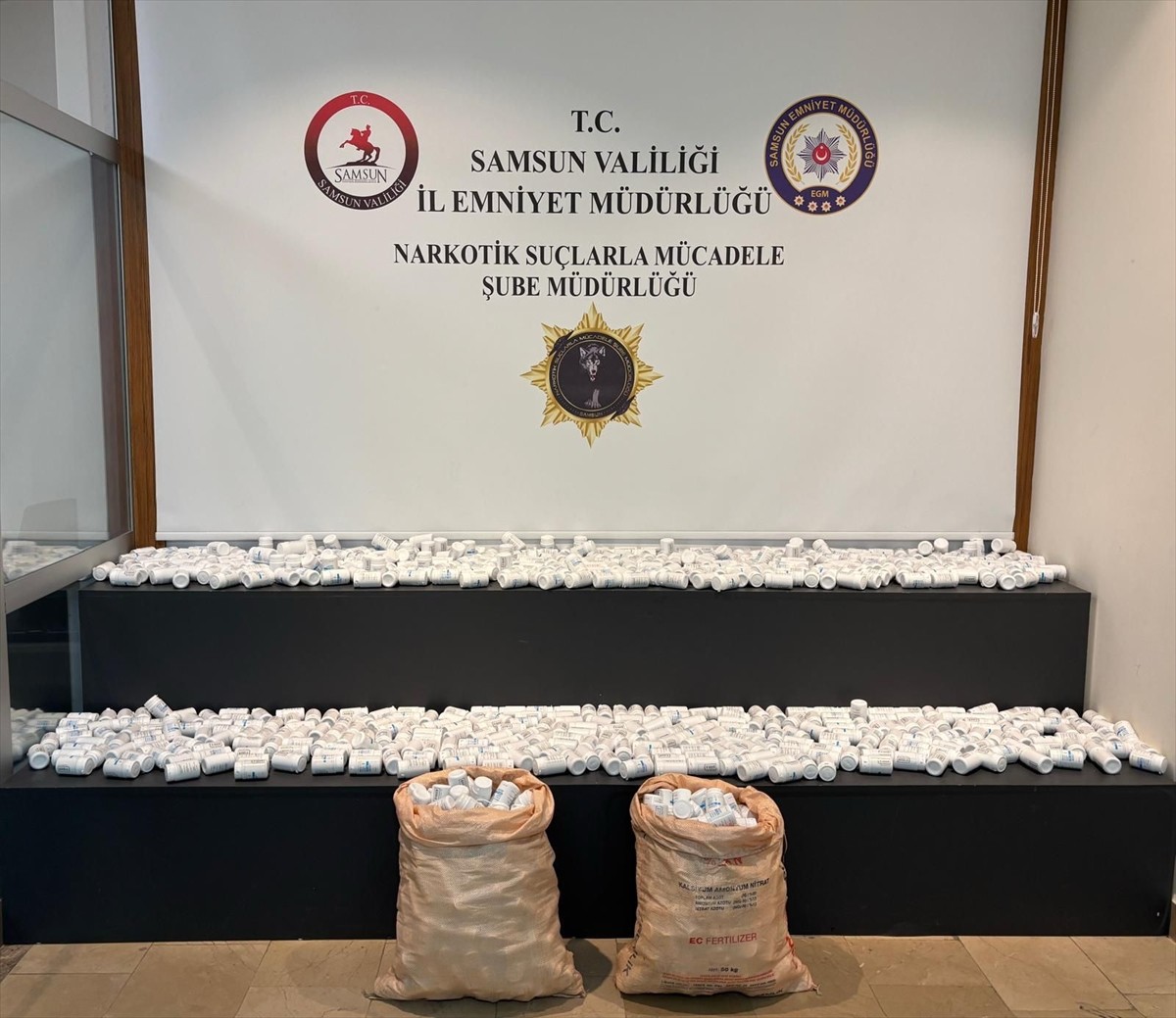 Samsun'un 19 Mayıs ilçesinde ahıra gizlenen 53 bin 872 sentetik ecza hapı ele geçirildi, 1 zanlı...