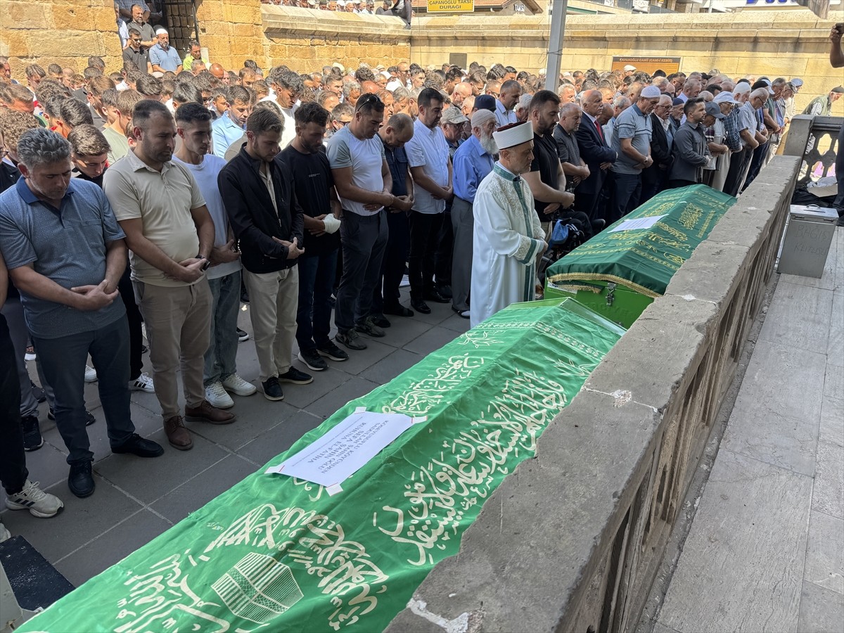 Samsun'un Atakum ilçesinde denizde boğulan 18 yaşındaki Taha Yasin Şahingöz ve Sefa Şahin'in...