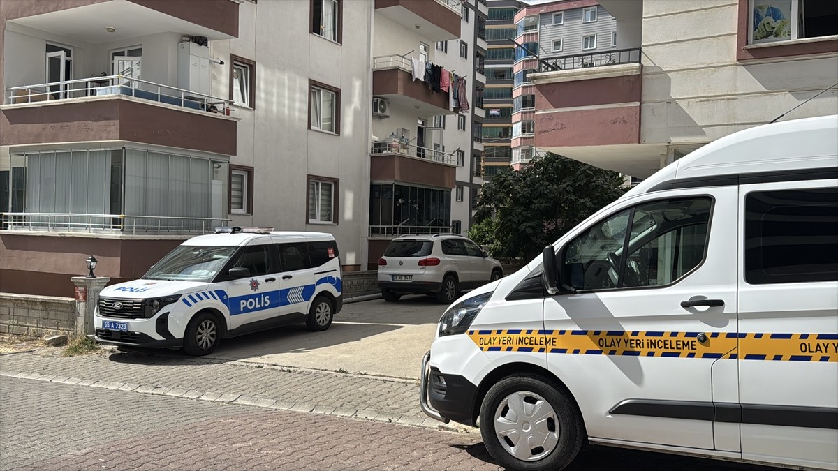 Samsun'un Atakum ilçesinde perde takarken 3. kattan düşen genç kız yaralandı.