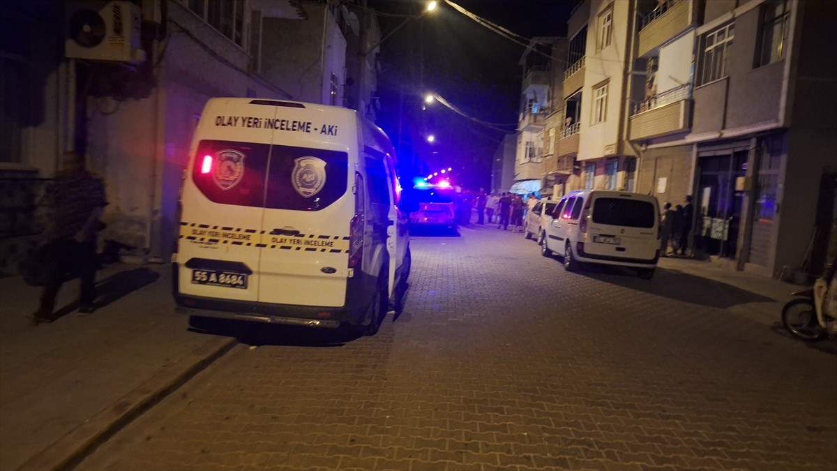 Samsun'un Bafra ilçesinde bir kişi, babası tarafından bıçakla yaralandı. İhbar üzerine olay yerine...