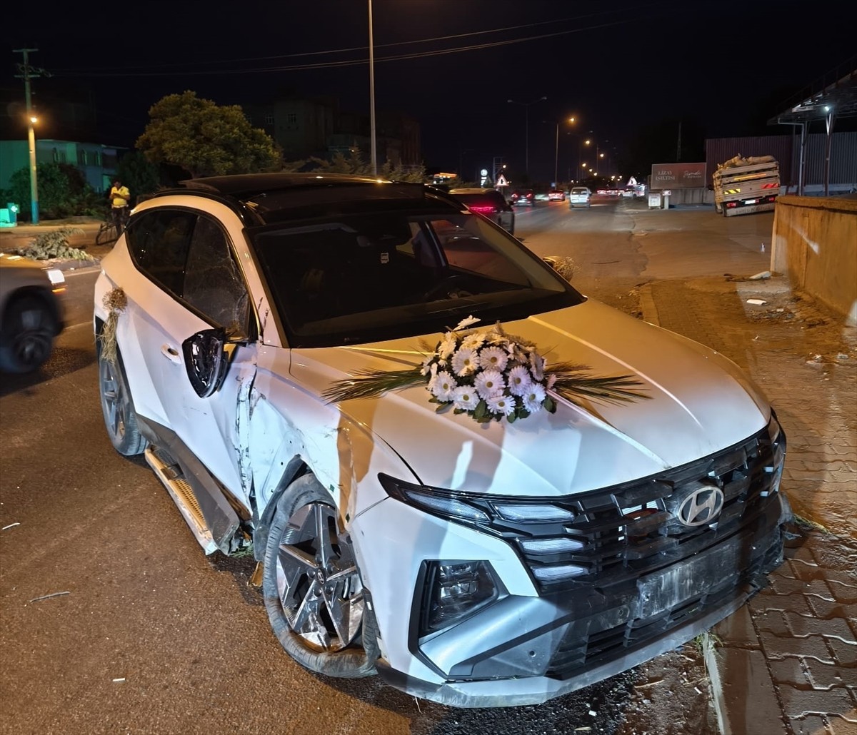Samsun'un Bafra ilçesinde, düğün konvoyunda yaşanan kazada gelin ile nedimesi yaralandı.
