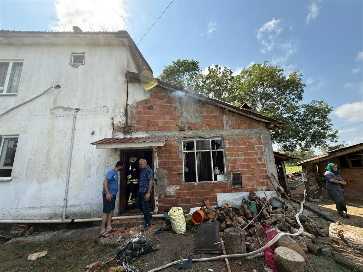 Samsun'un Bafra ilçesinde evin deposunda tüp patladı, 3 kişi hastaneye kaldırıldı.