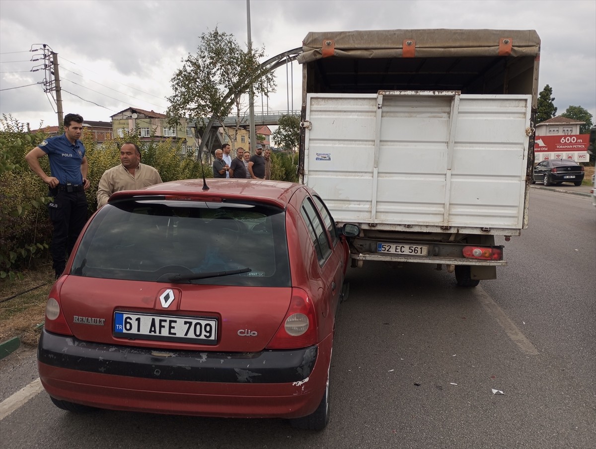  Samsun'un Çarşamba ilçesinde otomobille kamyonetin çarpışması sonucu 2 kişi yaralandı.