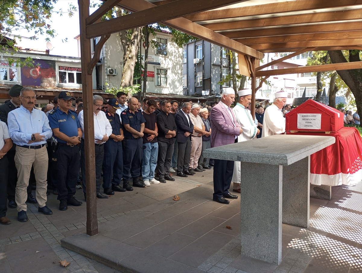 Samsun'un Çarşamba ilçesinde vefat eden Kıbrıs gazisi Necmi Çiçek'in cenazesi toprağa...