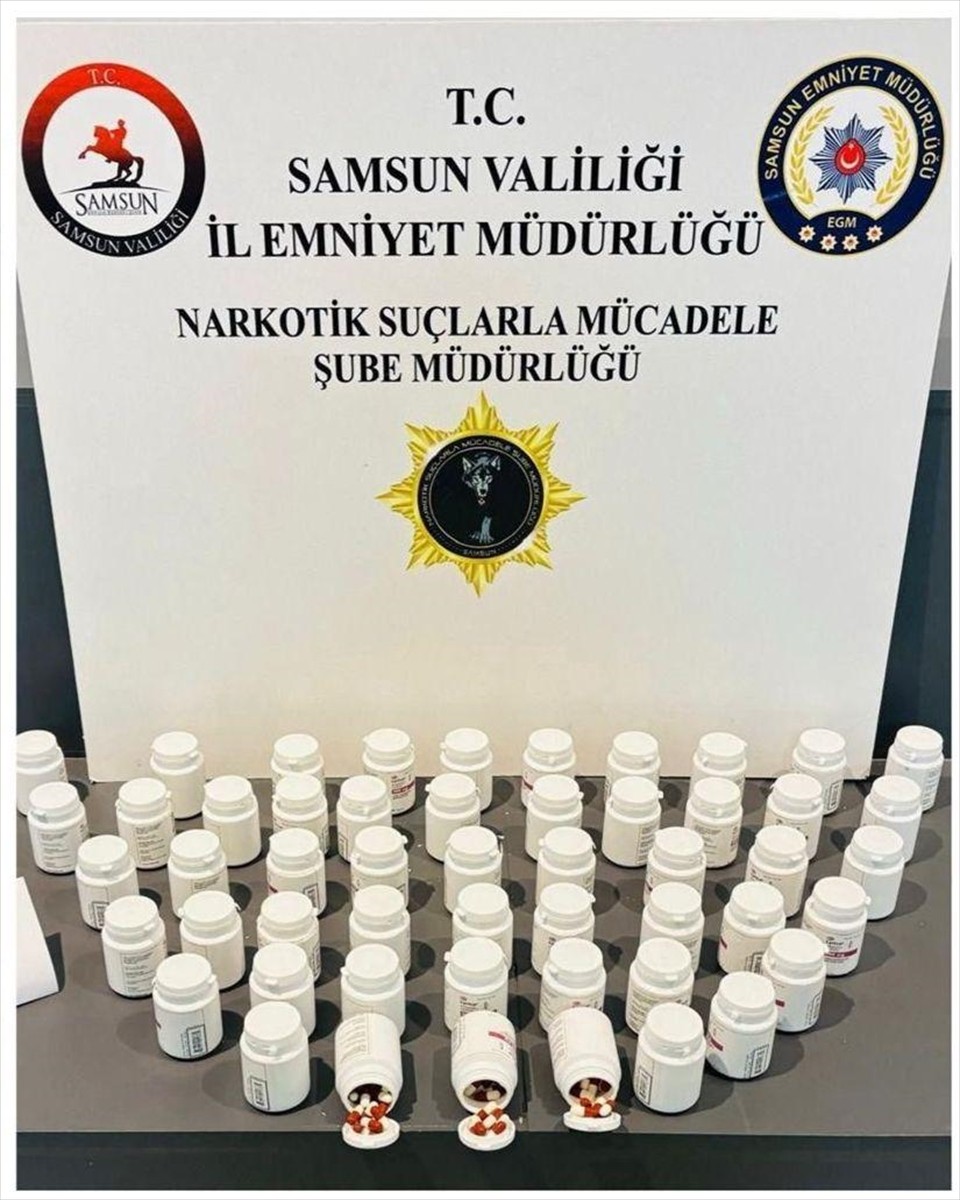 Samsun'un İlkadım ilçesinde düzenlenen uyuşturucu operasyonunda 4'ü firari hükümlü 10 kişi...