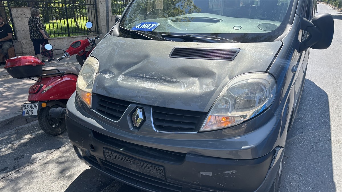 Samsun'un merkez İlkadım ilçesinde kamyon ile dolmuşun çarpışması sonucu 4 kişi yaralandı.