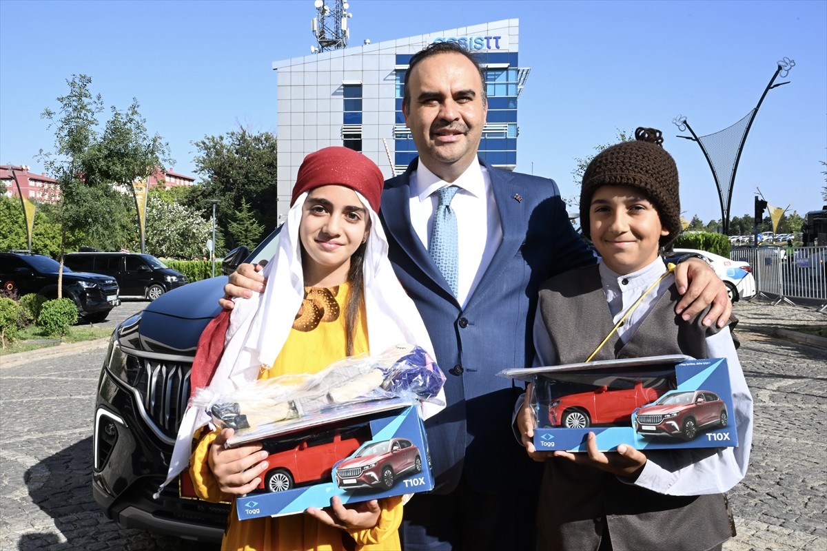 Sanayi ve Teknoloji Bakanı Kacır, çeşitli temaslarda bulunmak üzere geldiği Bingöl'de valiliği...