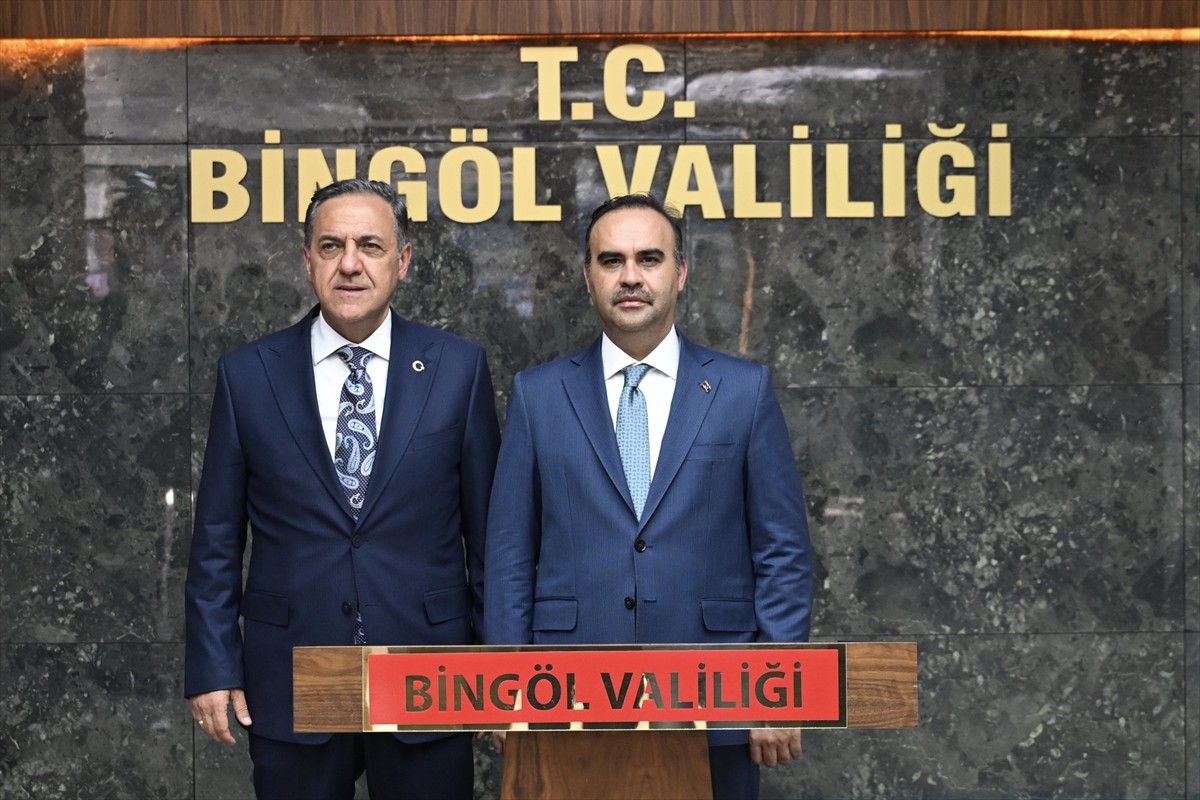 Sanayi ve Teknoloji Bakanı Kacır, çeşitli temaslarda bulunmak üzere geldiği Bingöl'de valiliği...