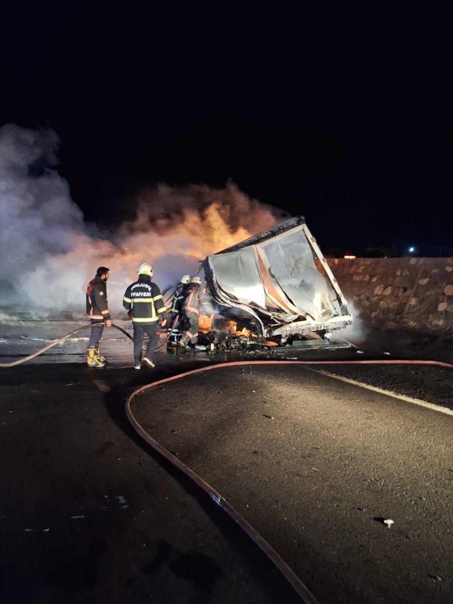 Şanlıurfa'nın Birecik ilçesinde seyir halindeki motor yağı yüklü tırda çıkan yangın...