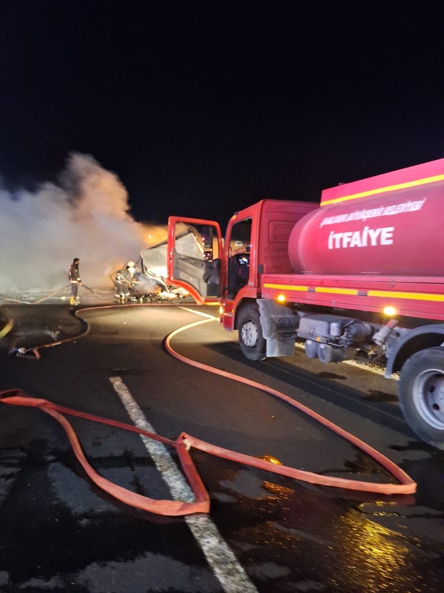 Şanlıurfa'nın Birecik ilçesinde seyir halindeki motor yağı yüklü tırda çıkan yangın...