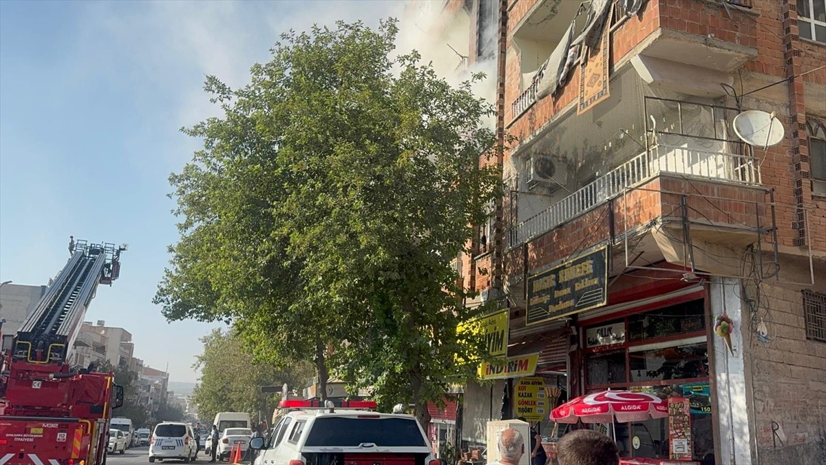 Şanlıurfa'nın Haliliye ilçesinde apartmanda çıkan yangın itfaiye ekiplerince söndürüldü.