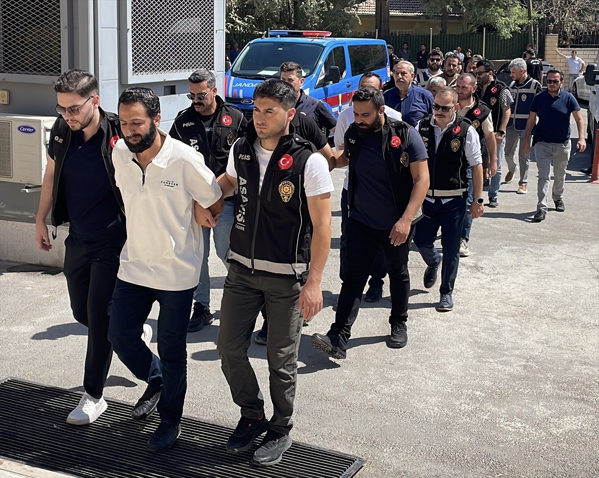 Şanlıurfa'nın merkez Eyyübiye ilçesinde bir otele silahlı saldırı düzenlenmesiyle ilgili gözaltına...