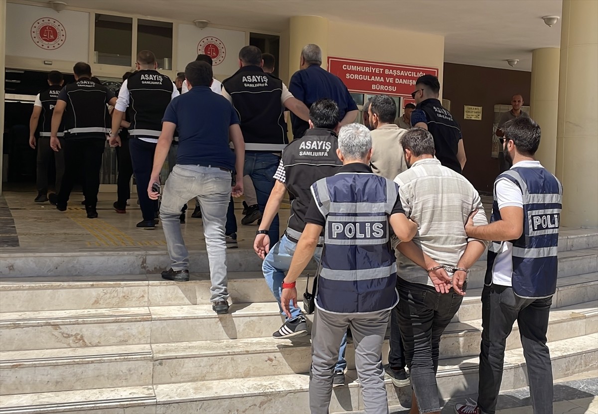 Şanlıurfa'nın merkez Eyyübiye ilçesinde bir otele silahlı saldırı düzenlenmesiyle ilgili gözaltına...