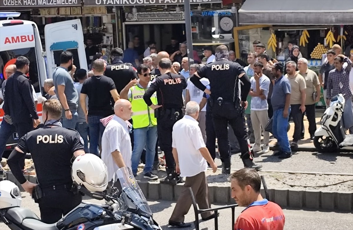 Şanlıurfa'nın merkez Eyyübiye ilçesinde çıkan silahlı ve bıçaklı kavgada 2 kişi yaralandı. İhbar...