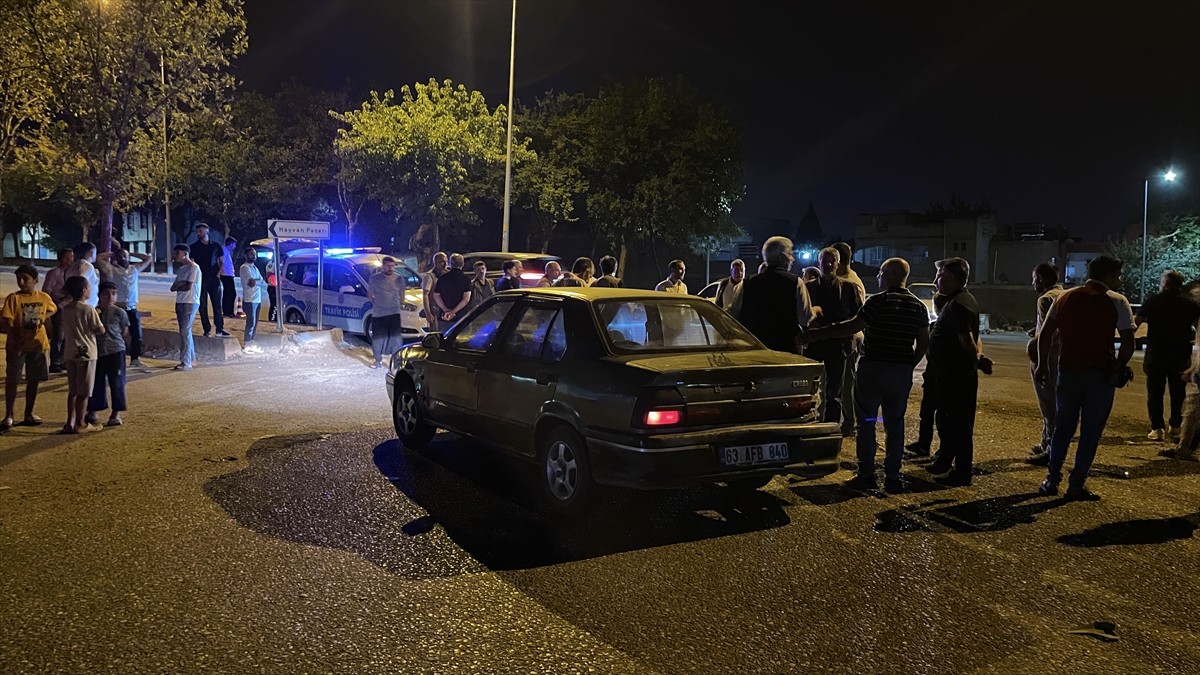 Şanlıurfa'nın Siverek ilçesinde otomobille motosikletin çarpışması sonucu 3 kişi...