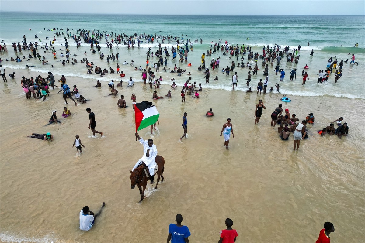 Senegal'in başkenti Dakar'da performans sanatçısı Thierno Gueye, sahilde at üzerinde Gazze'ye...