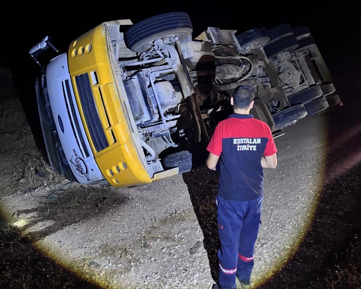 Siirt'in Kurtalan ilçesinde devrilen vincin sürücüsü yaralandı.
