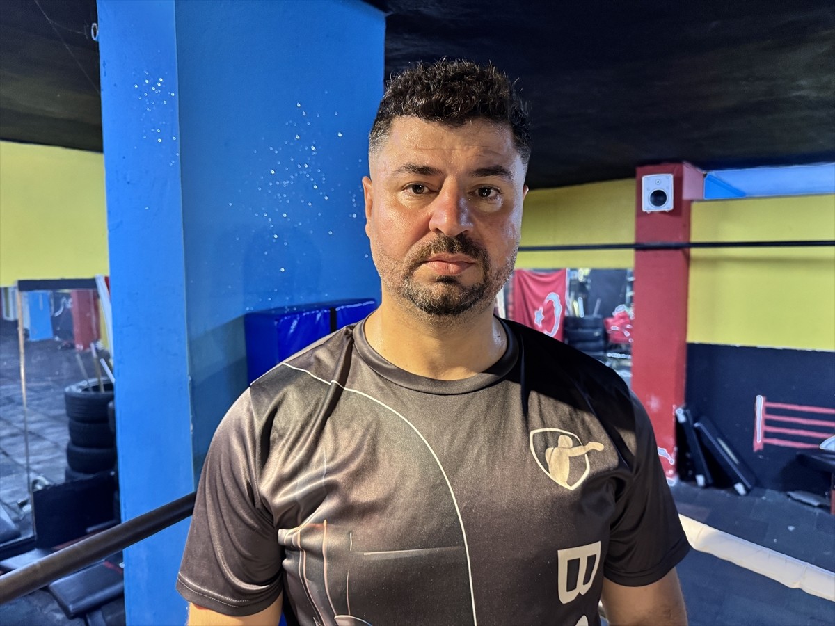 Siirt'te yaşayan eski Türkiye boks şampiyonu Selami Gül, biri kız 3 çocuğunu yarışmalara...