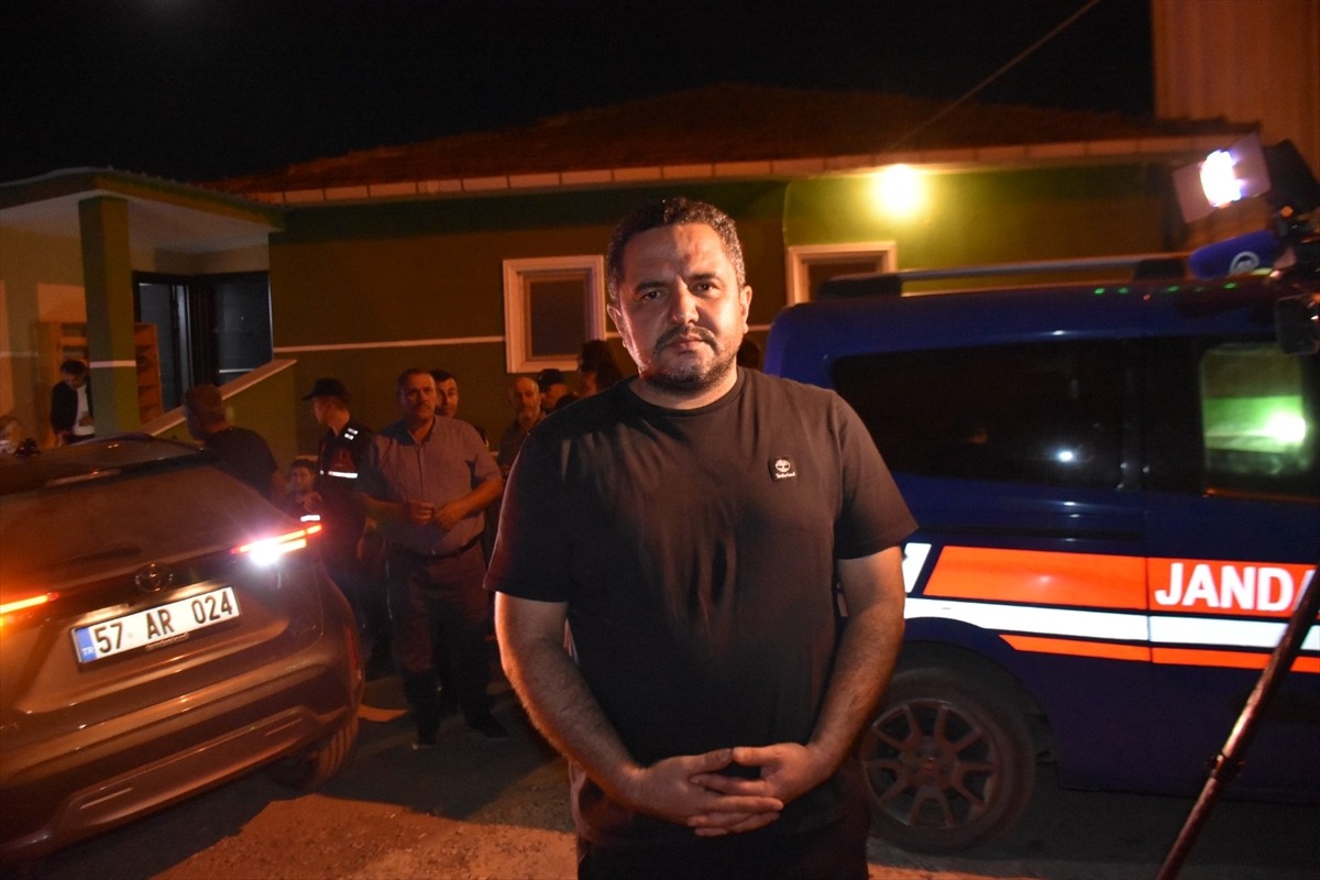 Sinop'un Durağan ilçesinde ormanlık alanda çıkan yangına müdahale ediliyor.