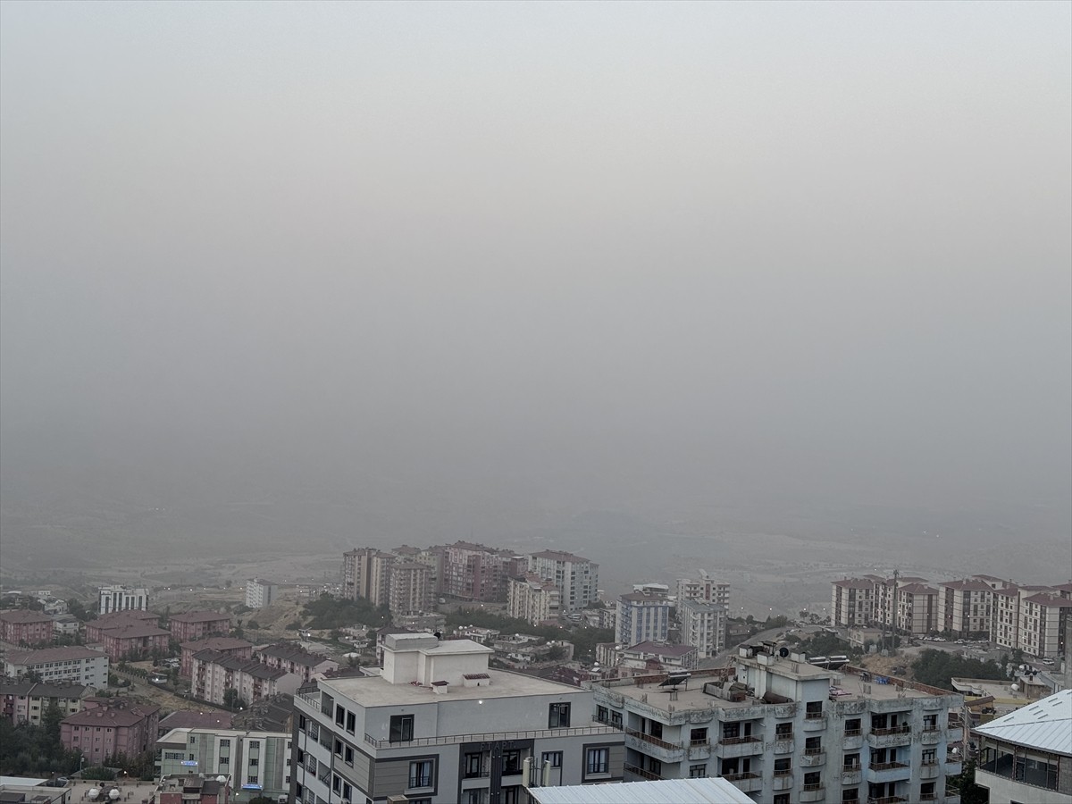 Şırnak'ta sabah saatlerinde etkili olan toz bulutu nedeniyle görüş mesafesi azaldı, hava kalitesi...