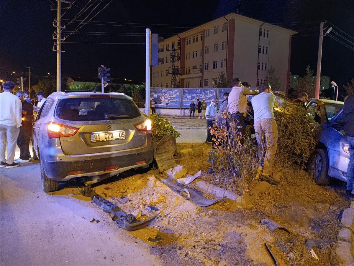 Sivas'ın Şarkışla ilçesinde iki otomobilin çarpışması sonucu 8 kişi yaralandı. Araçta sıkışan...